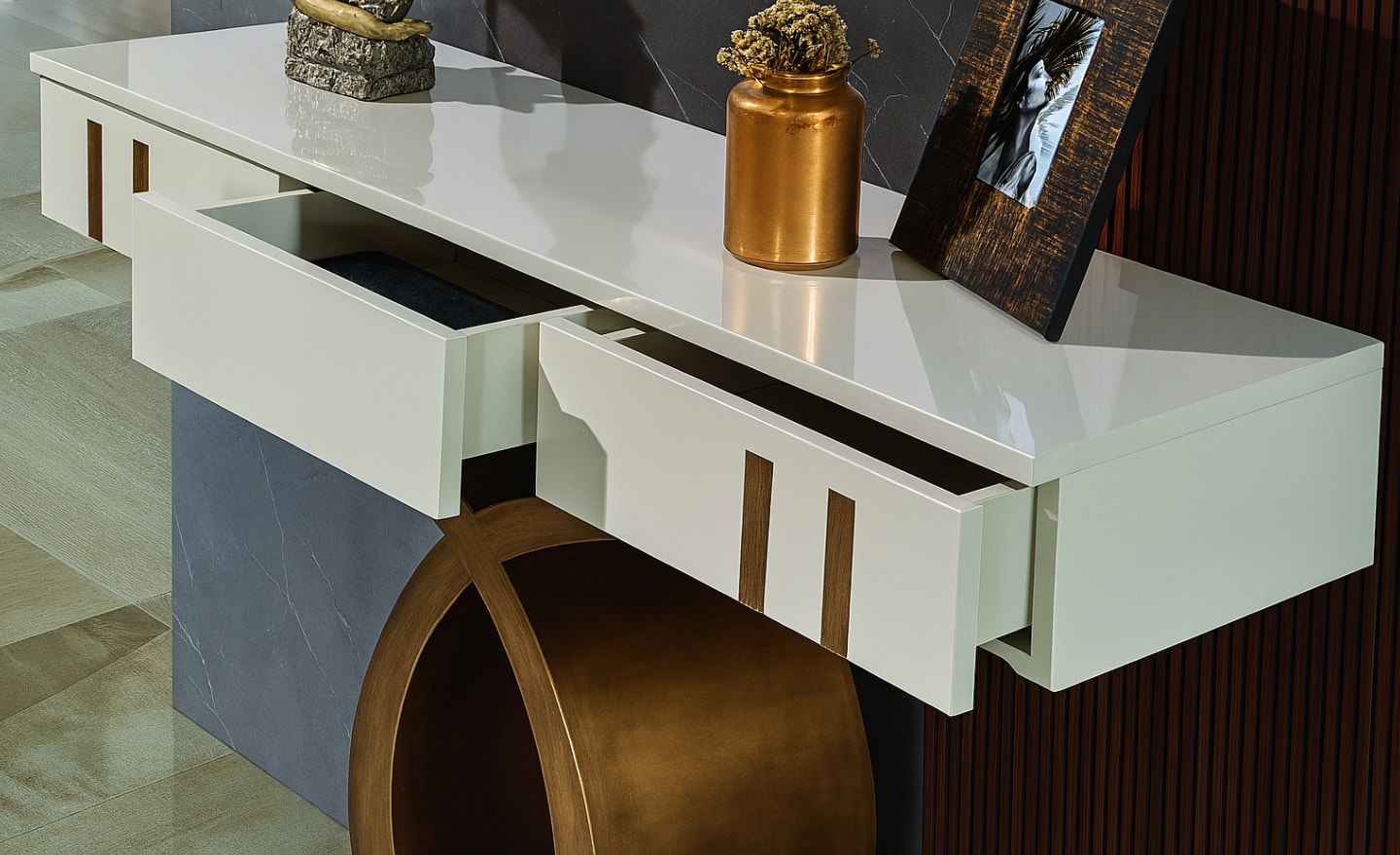 Consola Luxor Curve com base curva escultural e acabamento lacado