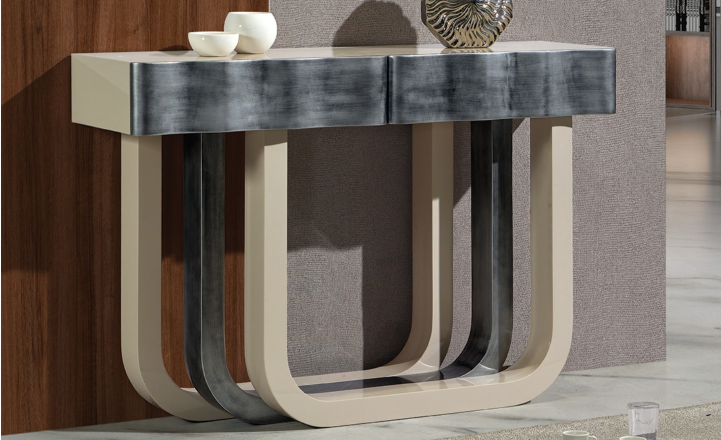 Consola Metropole com gavetas metalizadas e design elegante