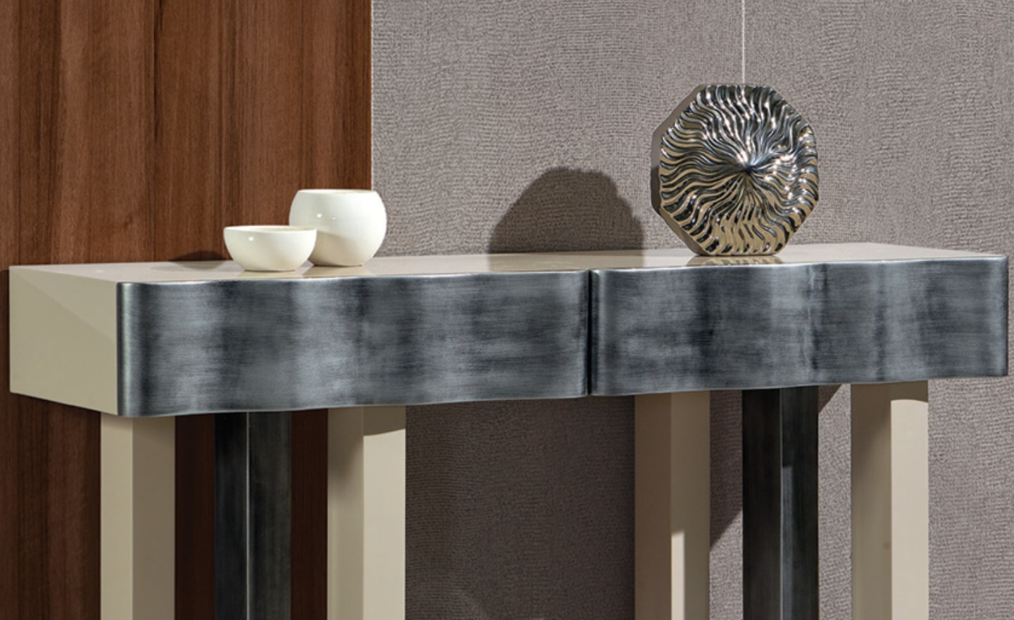 Consola Metropole com gavetas metalizadas e design elegante