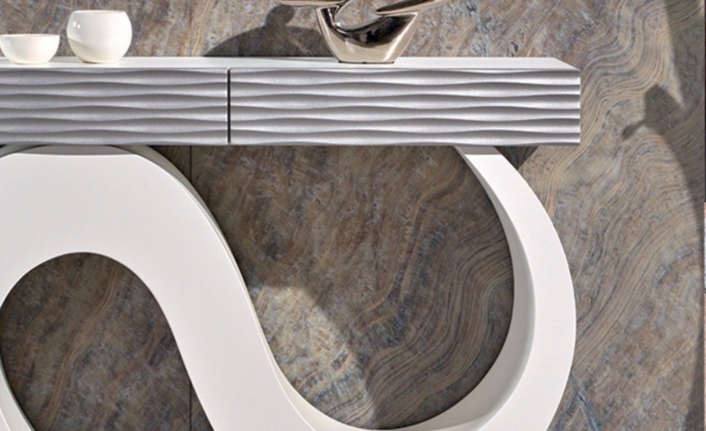 Consola Ondas – Elegância e Movimento no Design