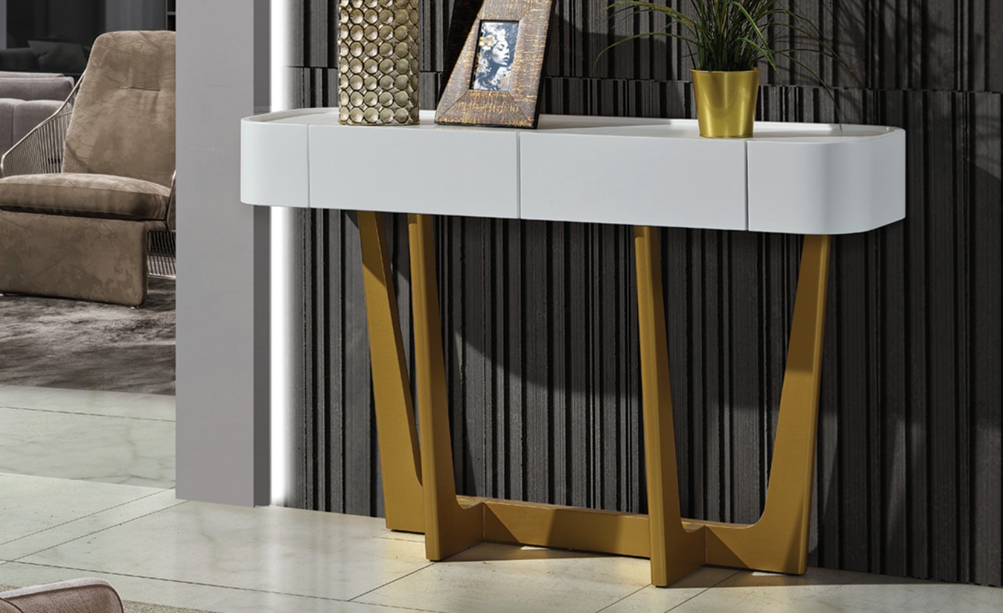 Consola Scala com tampo branco e base dourada em forma de V