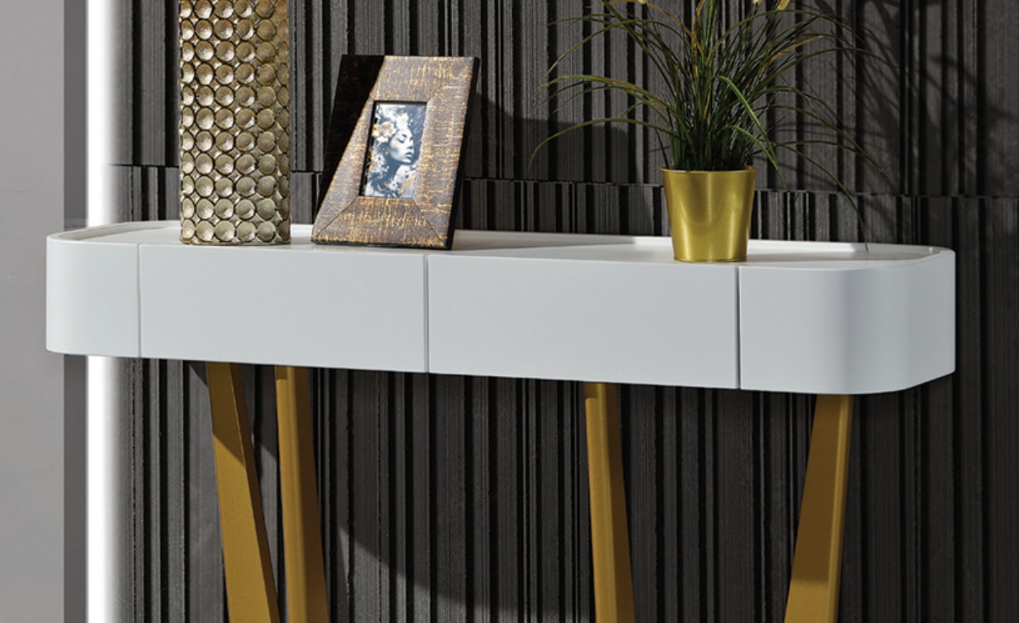 Consola Scala com tampo branco e base dourada em forma de V