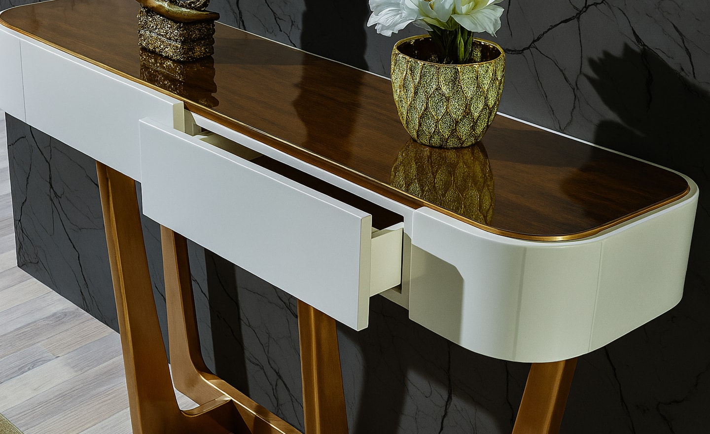 Consola Siena com 3 gavetas, pés em madeira e tampo lacado