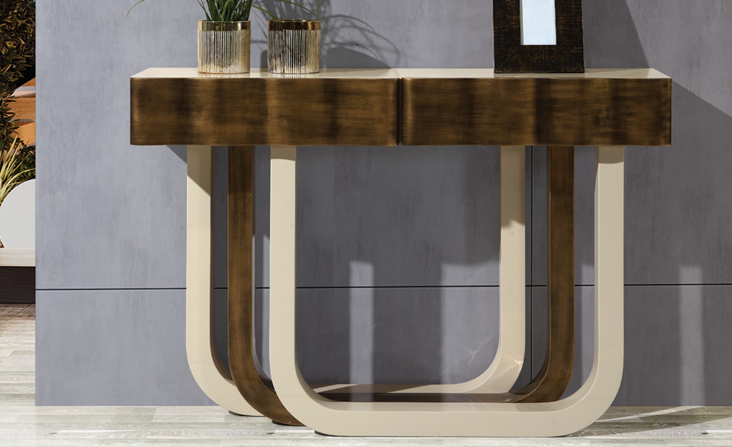 Consola Urbano com frente metalizada e design arredondado