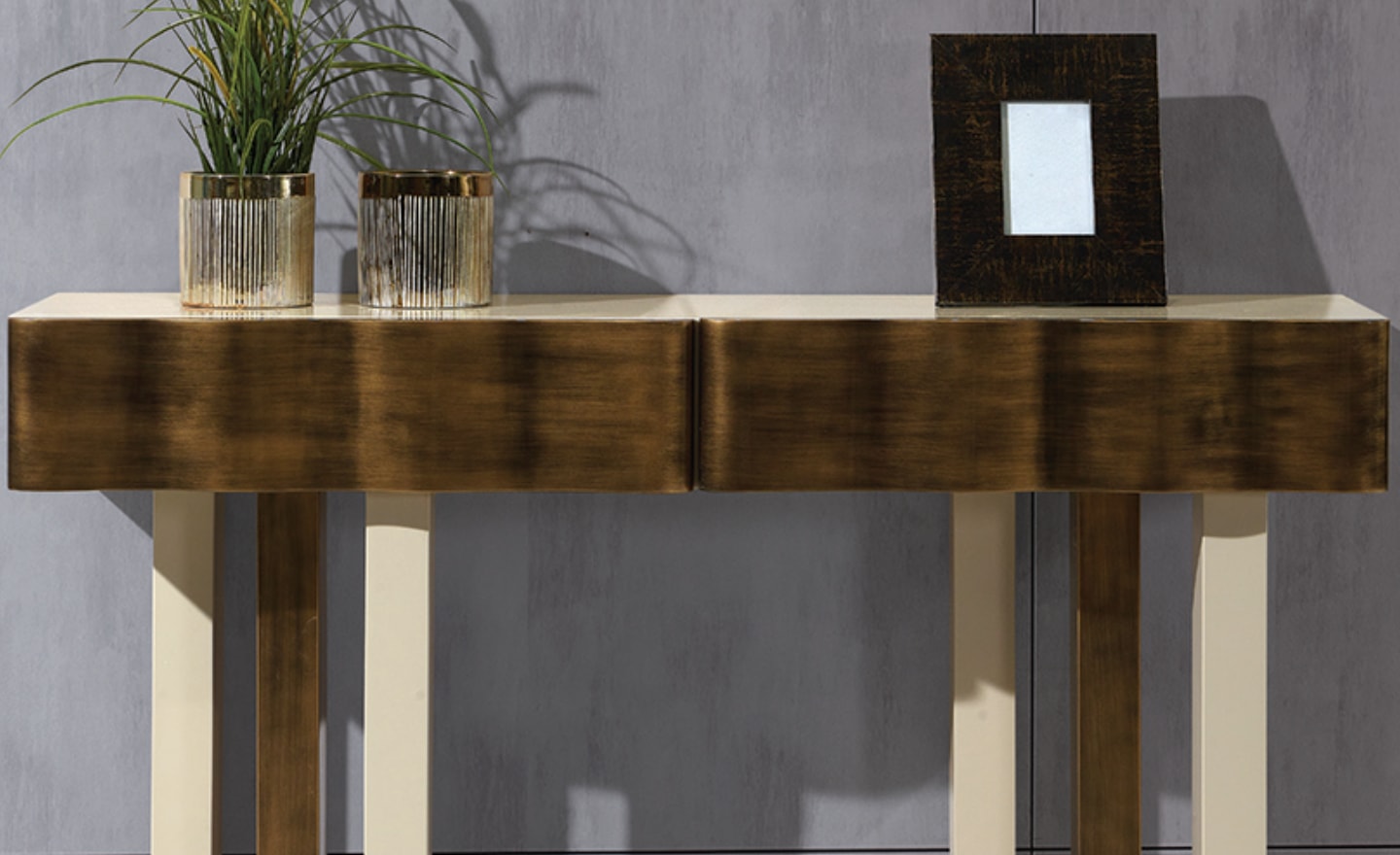 Consola Urbano com frente metalizada e design arredondado