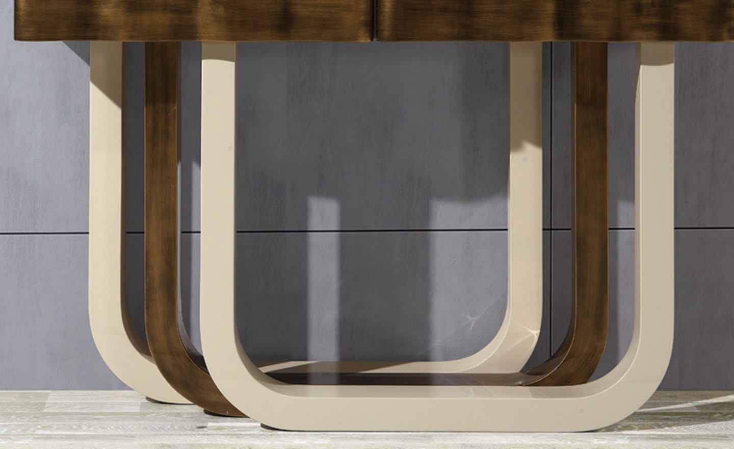 Consola Urbano – Design Contemporâneo com Detalhe Metalizado