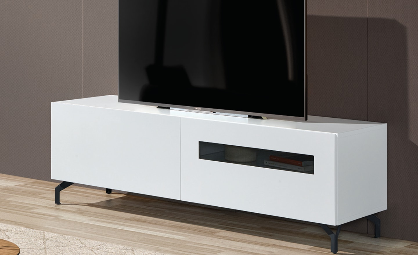 Móvel de TV Frame com pés metálicos e porta com vidro