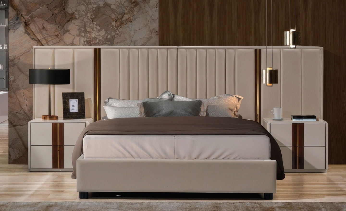 Quarto de Casal Imperial Lux com cabeceira estofada, mesas e cómoda com detalhes metálicos | Moveistore