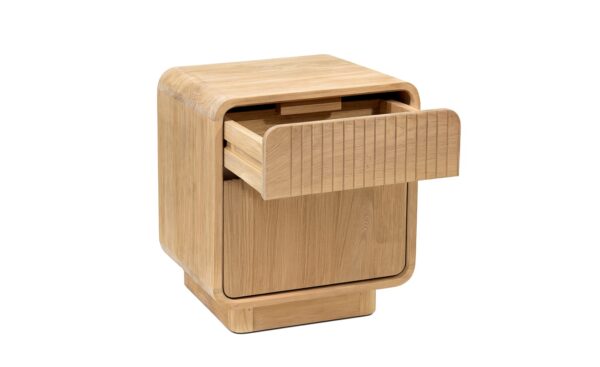 Mesa de Cabeceira Eyre Esquerda 6396011I em madeira de teca com gaveta canelada e porta inferior | Moveistore