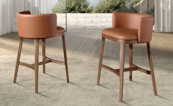 Banco Alto Taren 4158 Banco Alto Taren 4158 com assento em pele sintética castanha e pernas em madeira de nogueira natural | Moveistore