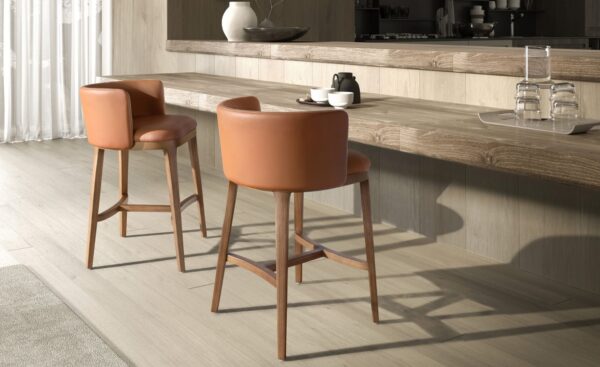Banco Alto Taren 4158 com assento em pele sintética castanha e pernas em madeira de nogueira natural | Moveistore