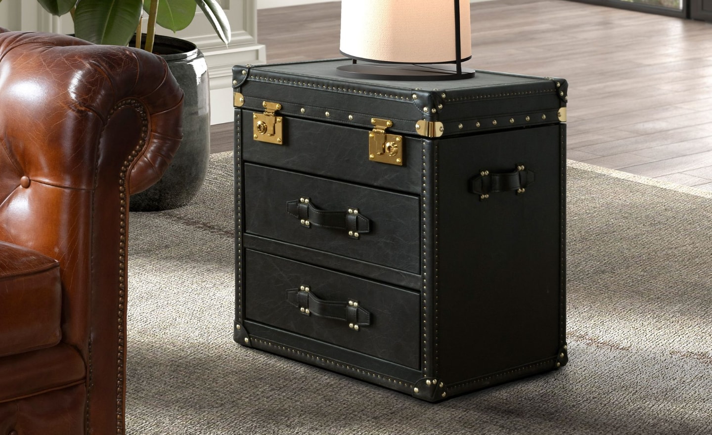 Baú Bristol 7184 em pele de vaca preta com ferragens douradas | Moveistore