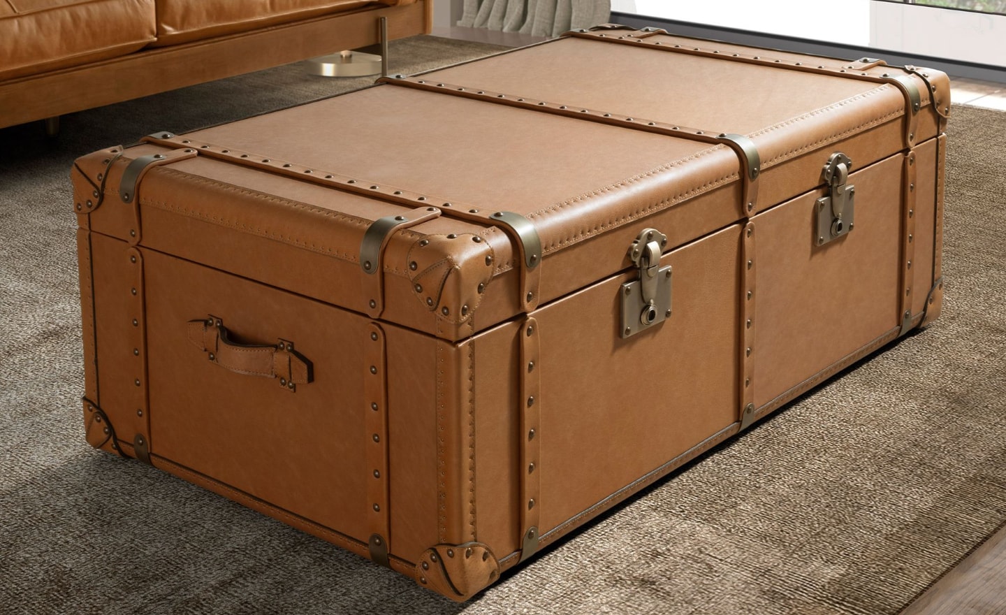 Baú Harrington estofado em pele de vaca castanha com ferragens douradas | Moveistore