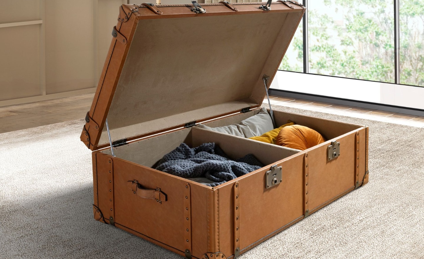 Baú Harrington estofado em pele de vaca castanha com ferragens douradas | Moveistore