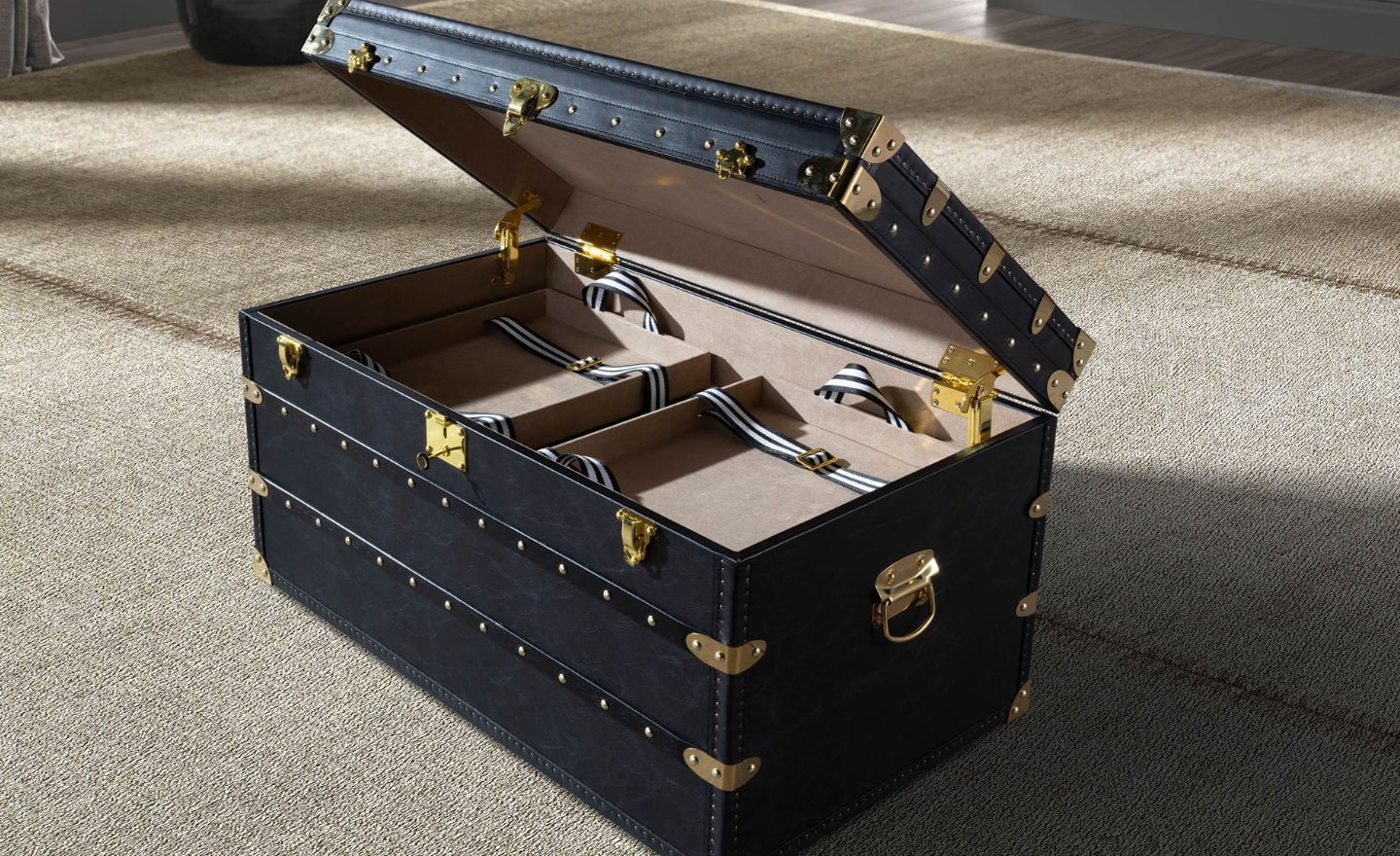 Baú Retangular Bristol 5159 em pele de vaca preta com ferragens douradas | Moveistore