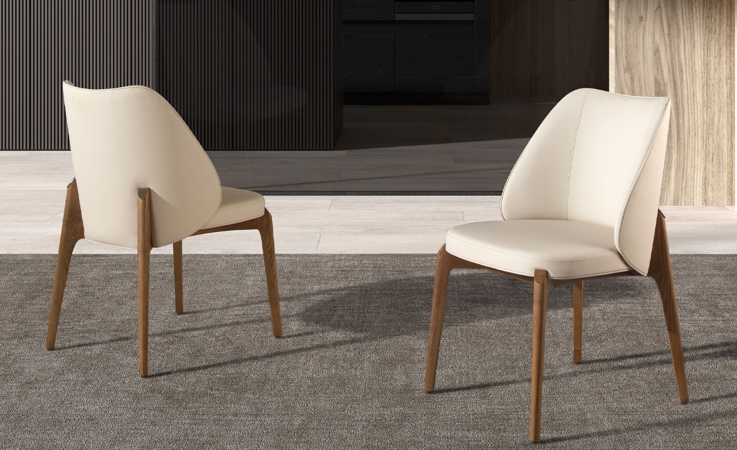 Cadeira Elio 4207 em pele sintética creme com pernas em madeira nogueira e detalhes dourados | Moveistore