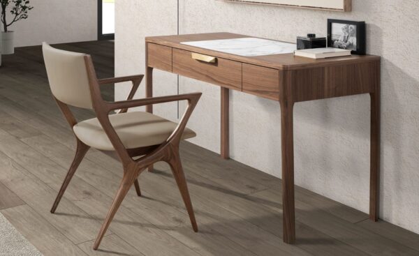 Cadeira Eron 4199 estofada em pele de vison com estrutura em madeira de nogueira | Moveistore