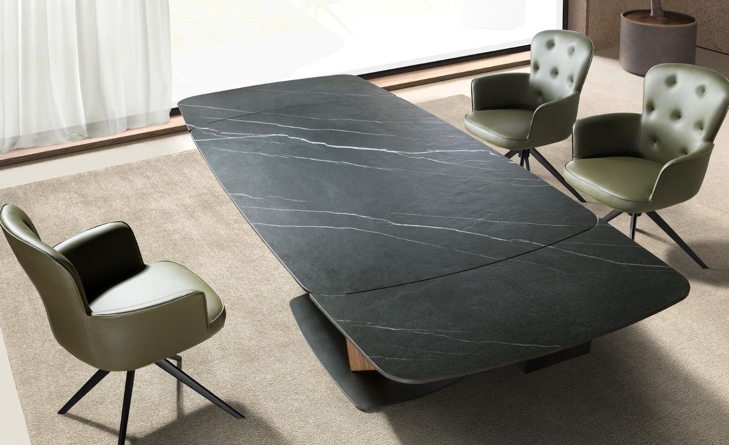 Cadeira Giratória Daro 4192 com estofado em pele sintética verde escura e base giratória em aço preto mate | Moveistore