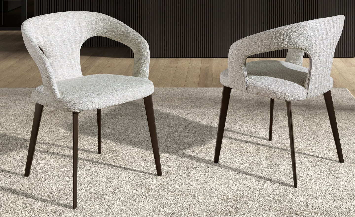 Cadeira Luan 4173 com braços, estofada em tecido branco e pernas em aço castanho | Moveistore