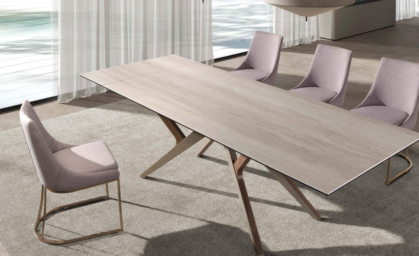 Cadeira Nair 4182 com estofado em tecido cinzento e pernas em aço cromado ouro rosa | Moveistore