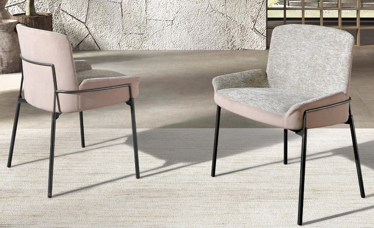 Cadeira Rian 4171 com braços, estofada em tecido cinzento e veludo castanho, pernas em aço escurecido | Moveistore