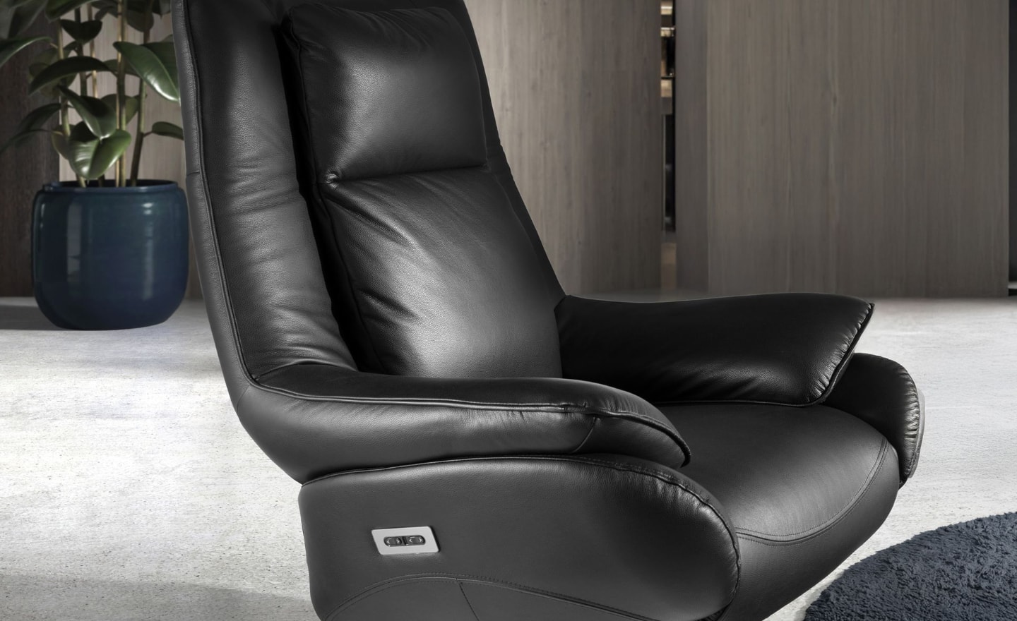 Cadeirão Giratório em Pele Vogue 5124 estofado em pele preta com base giratória em aço preto | Moveistore