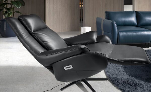 Cadeirão Giratório em Pele Vogue 5124 estofado em pele preta com base giratória em aço preto | Moveistore