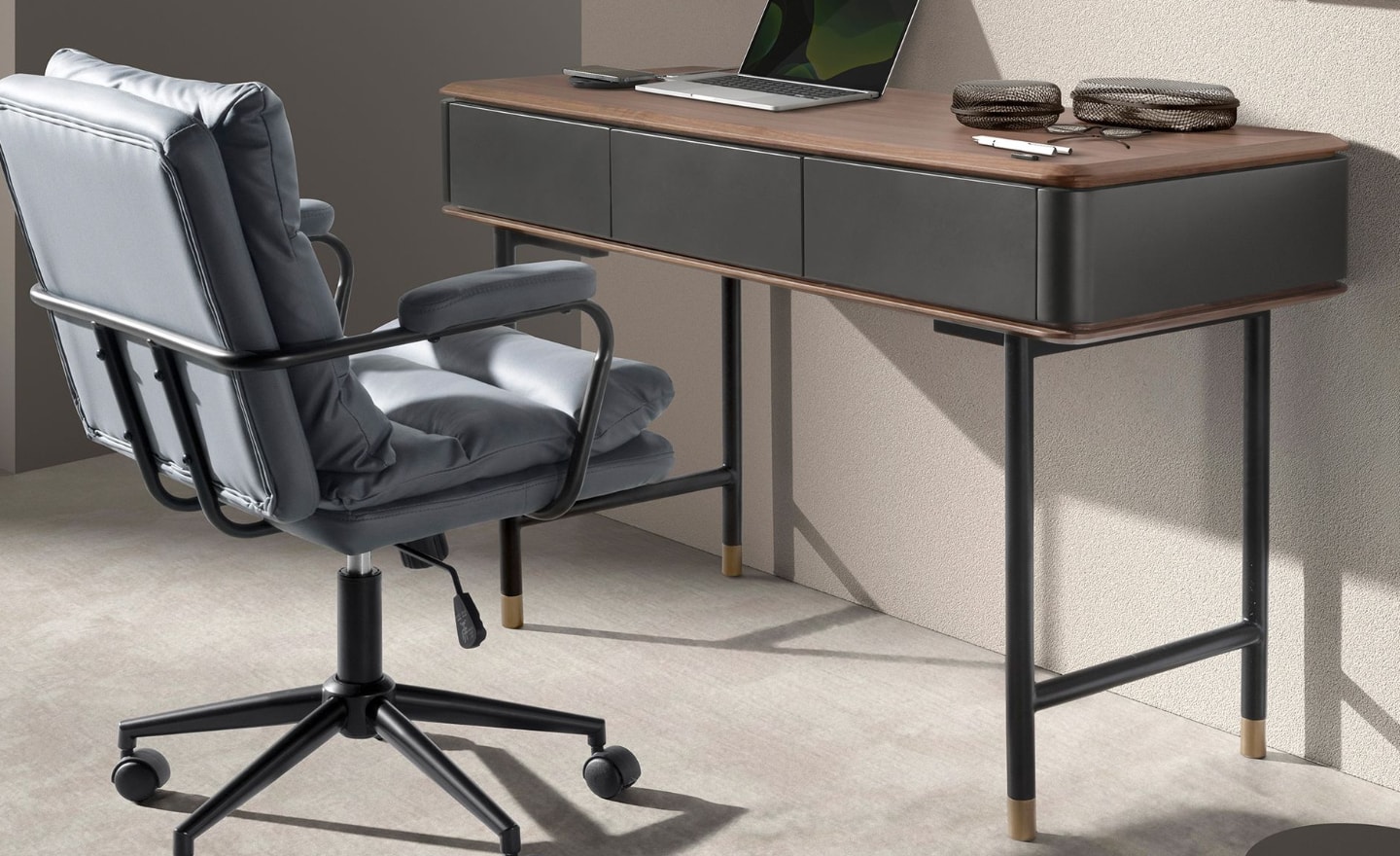 Consola Mura 7171 com tampo em nogueira natural e estrutura cinzento mate com pernas em aço preto‑dourado | Moveistore