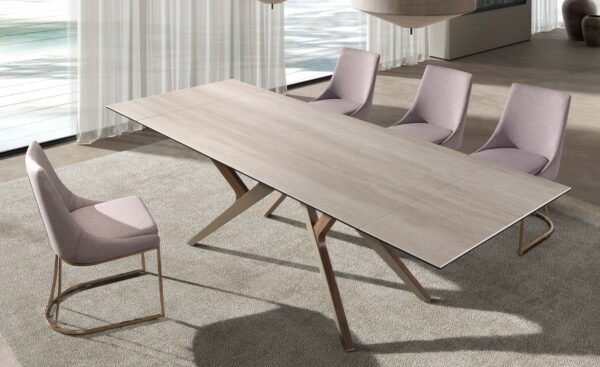 Mesa de Jantar Extensível Eryx 1155 com tampo em mármore porcelânico cor de areia e estrutura metálica com detalhe em nogueira natural | Moveistore