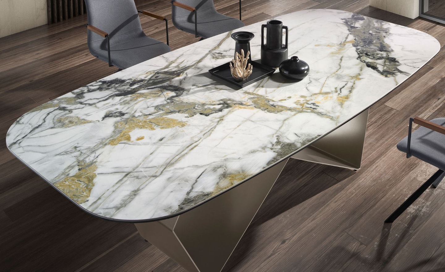 Mesa de Jantar Varyn 1140 com tampo em mármore porcelânico branco com veios dourados e cinzentos, base metálica grau champanhe | Moveistore