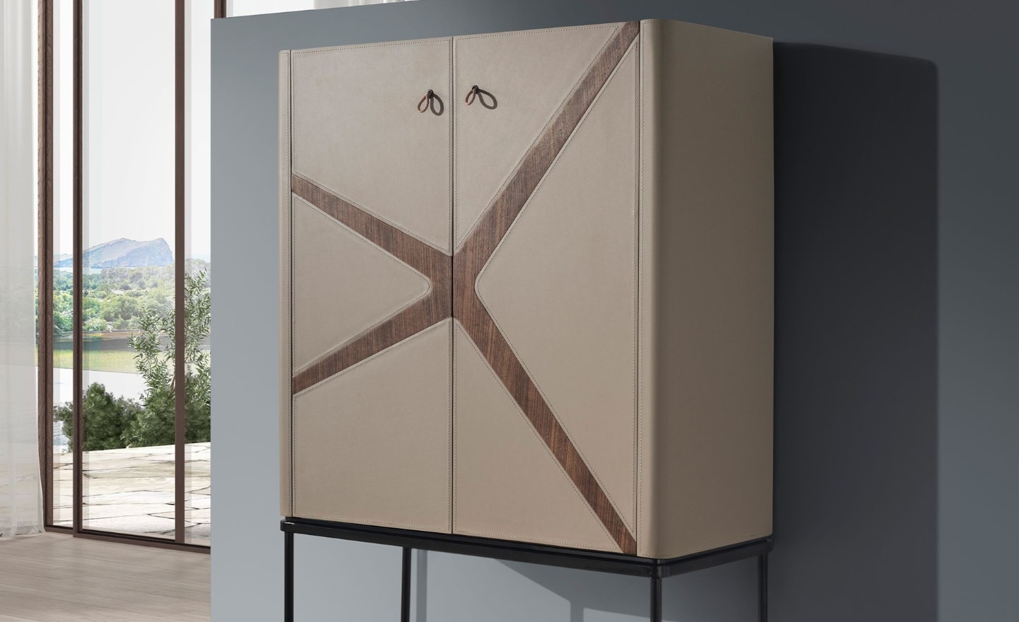 Móvel Auxiliar Axis 3280 em madeira folheada a nogueira natural com pele bege e pés em aço preto | Moveistore