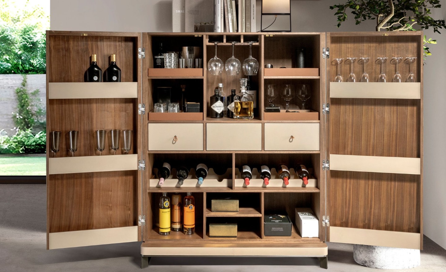 Móvel Auxiliar Halo 3276 em madeira de nogueira natural com exterior em pele bege e pés metálicos | Moveistore