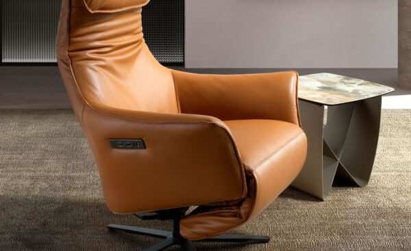 Poltrona Giratória Nova 5137 em pele castanha com sistema relax elétrico e portas USB | Moveistore