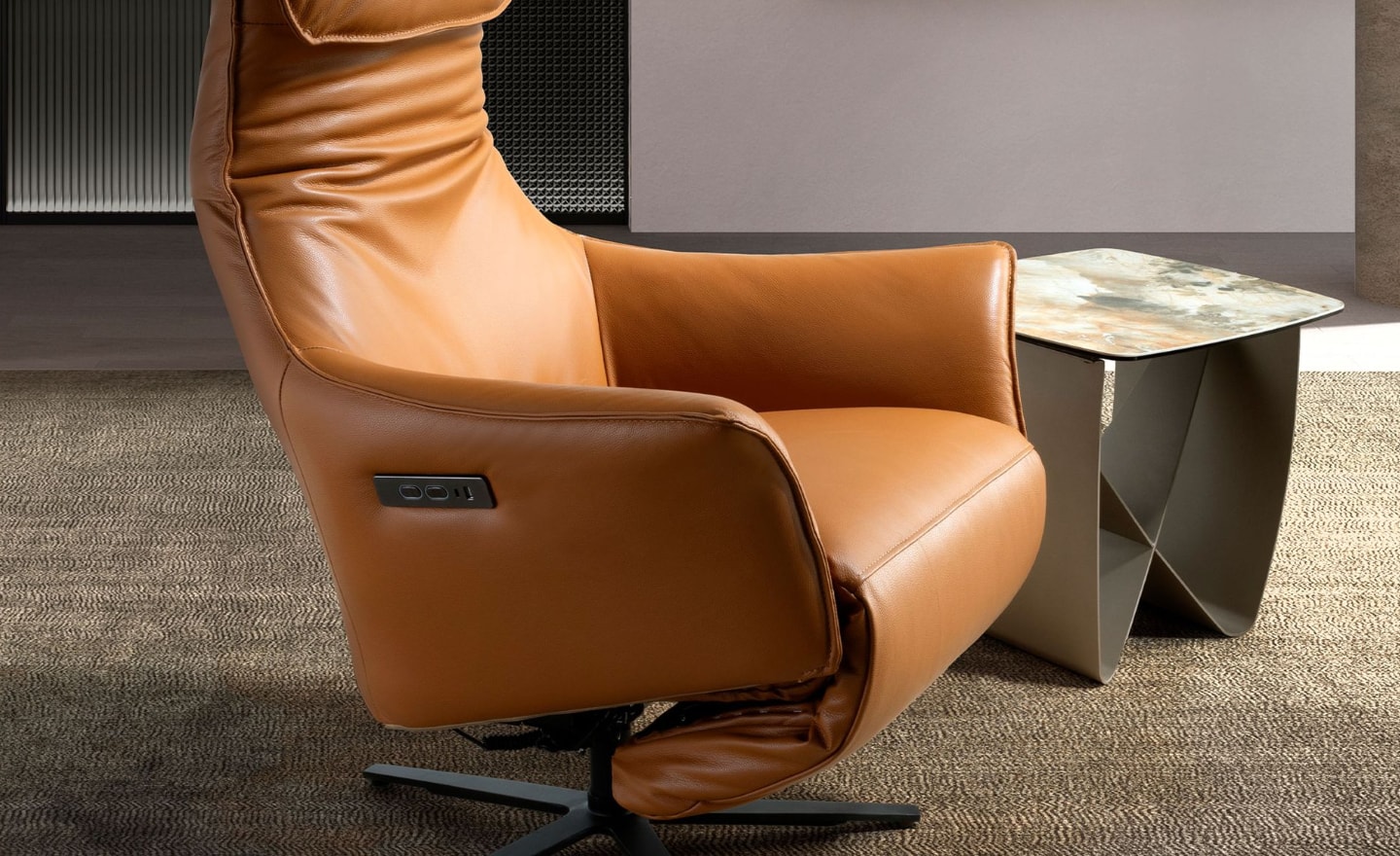 Poltrona Giratória Nova 5137 em pele castanha com sistema relax elétrico e portas USB | Moveistore