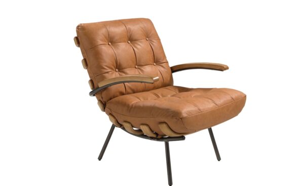 Poltrona Memphis 5153 em pele castanha com acabamento capitonné e pernas em aço escuro | Moveistore