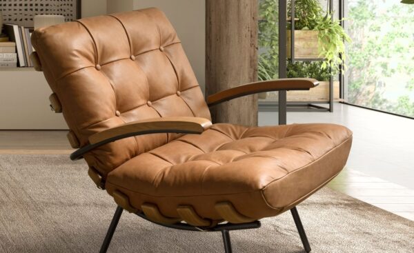 Poltrona Memphis 5153 em pele castanha com acabamento capitonné e pernas em aço escuro | Moveistore