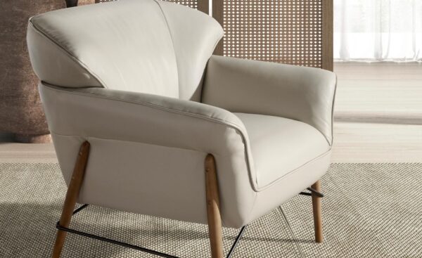 Poltrona em Pele Malmo 5129 com estofos cor de areia, pés em madeira e detalhe em aço preto | Moveistore