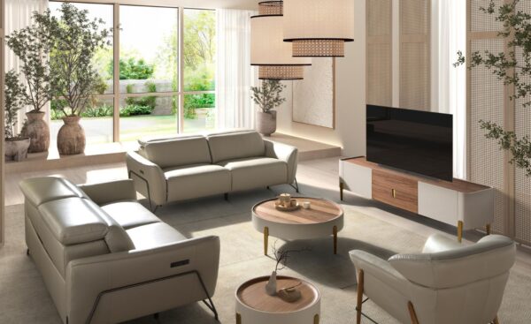 Poltrona em Pele Malmo 5129 com estofos cor de areia, pés em madeira e detalhe em aço preto | Moveistore