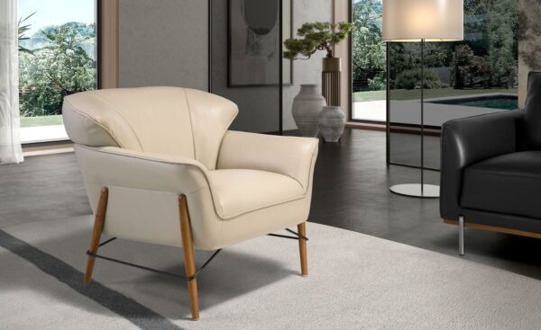 Poltrona em Pele Malmo 5129 com estofos cor de areia, pés em madeira e detalhe em aço preto | Moveistore