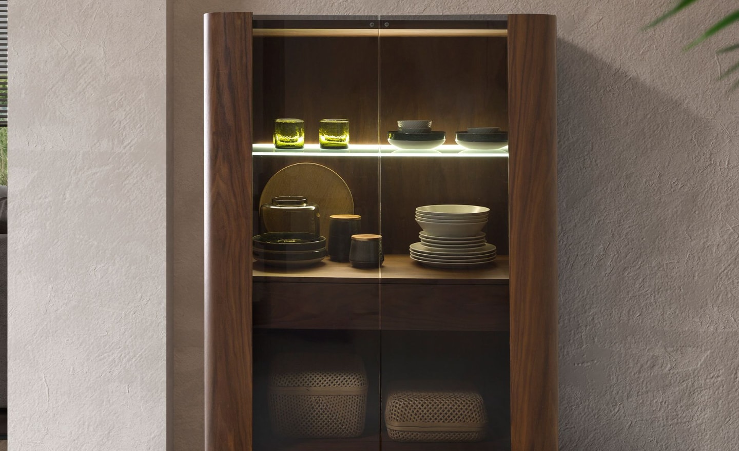 Vitrina Solis 3273 em madeira folheada a nogueira natural com portas de vidro fumado e iluminação LED interior | Moveistore