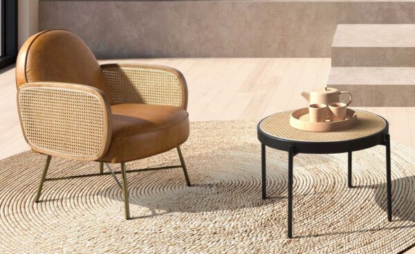 Cadeirão Capri 5162 com estofos em pele castanha, apoios de braços em rotim entrançado e pernas douradas | Moveistore