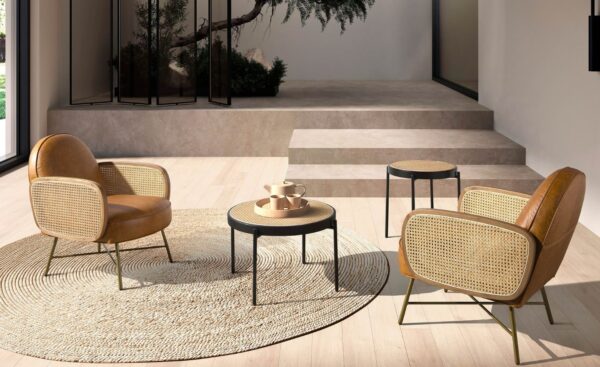 Cadeirão Capri 5162 com estofos em pele castanha, apoios de braços em rotim entrançado e pernas douradas | Moveistore