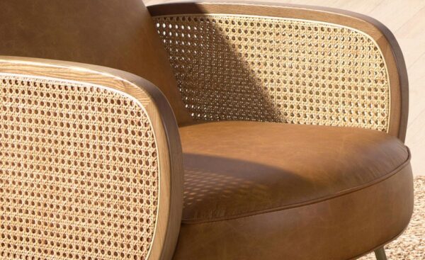 Cadeirão Capri 5162 com estofos em pele castanha, apoios de braços em rotim entrançado e pernas douradas | Moveistore