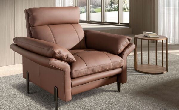 Cadeirão Como 5173 com estofos em pele castanha e pés em aço cromado escuro | Moveistore