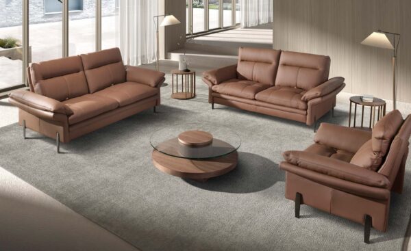 Cadeirão Como 5173 com estofos em pele castanha e pés em aço cromado escuro | Moveistore