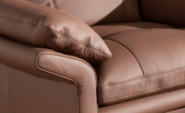 Cadeirão Como 5173 com estofos em pele castanha e pés em aço cromado escuro | Moveistore