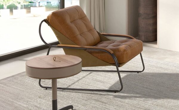 Cadeirão Dakota 5155 em pele castanha com capitonné, braços em madeira e estrutura metálica escurecida | Moveistore