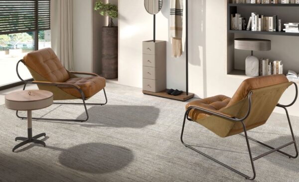 Cadeirão Dakota 5155 em pele castanha com capitonné, braços em madeira e estrutura metálica escurecida | Moveistore