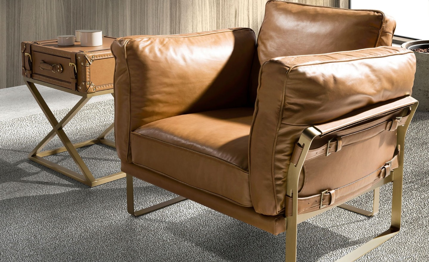 Cadeirão Hudson 5169 estofado em pele cor de camelo com estrutura dourada e detalhes decorativos em fivelas | Moveistore