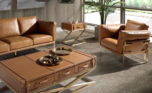 Cadeirão Hudson 5169 estofado em pele cor de camelo com estrutura dourada e detalhes decorativos em fivelas | Moveistore